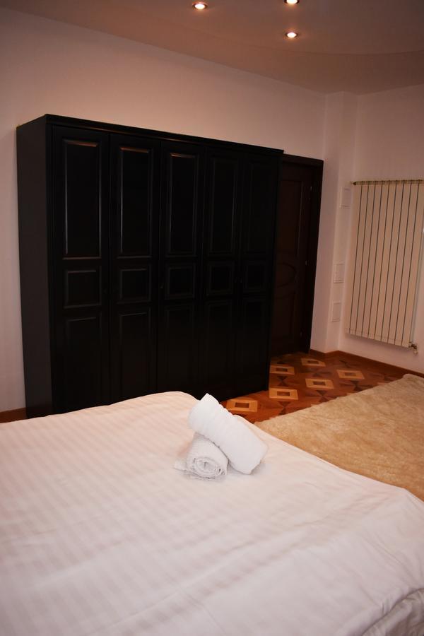 Grand Central Accomodation Sala Palatului Bucarest Esterno foto