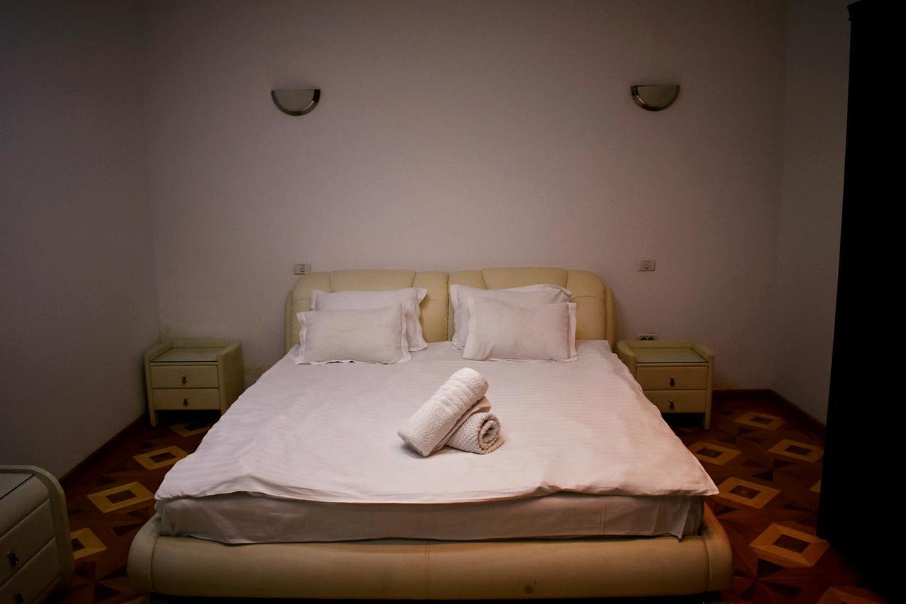 Grand Central Accomodation Sala Palatului Bucarest Esterno foto